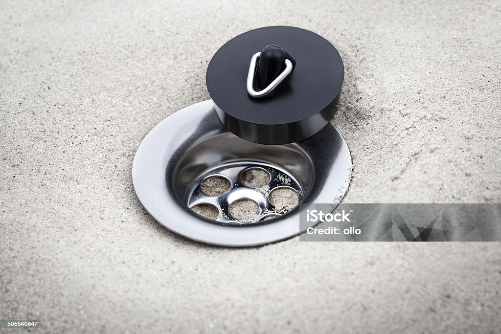 La carenza di acqua-open plughole nella sabbia - Foto stock royalty-free di Foro