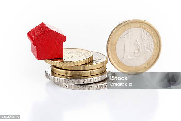 Casa De Juguete De Madera Y La Moneda Europea Foto de stock y más banco de imágenes de Accesorio financiero - Accesorio financiero, Ahorros, Arquitectura