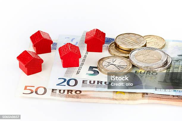 Casas De Juguete De Madera Y Moneda Europea Foto de stock y más banco de imágenes de Accesorio financiero - Accesorio financiero, Ahorros, Billete de banco