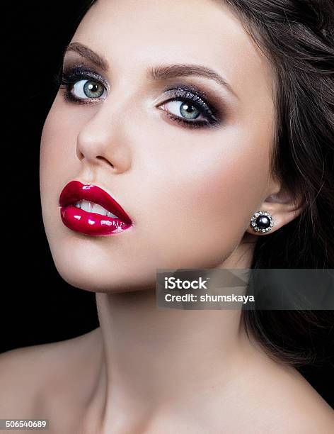 Labios Rojo Mujer De Belleza Con Maquillaje Profesional Y Foto de stock y más banco de imágenes de Adulto