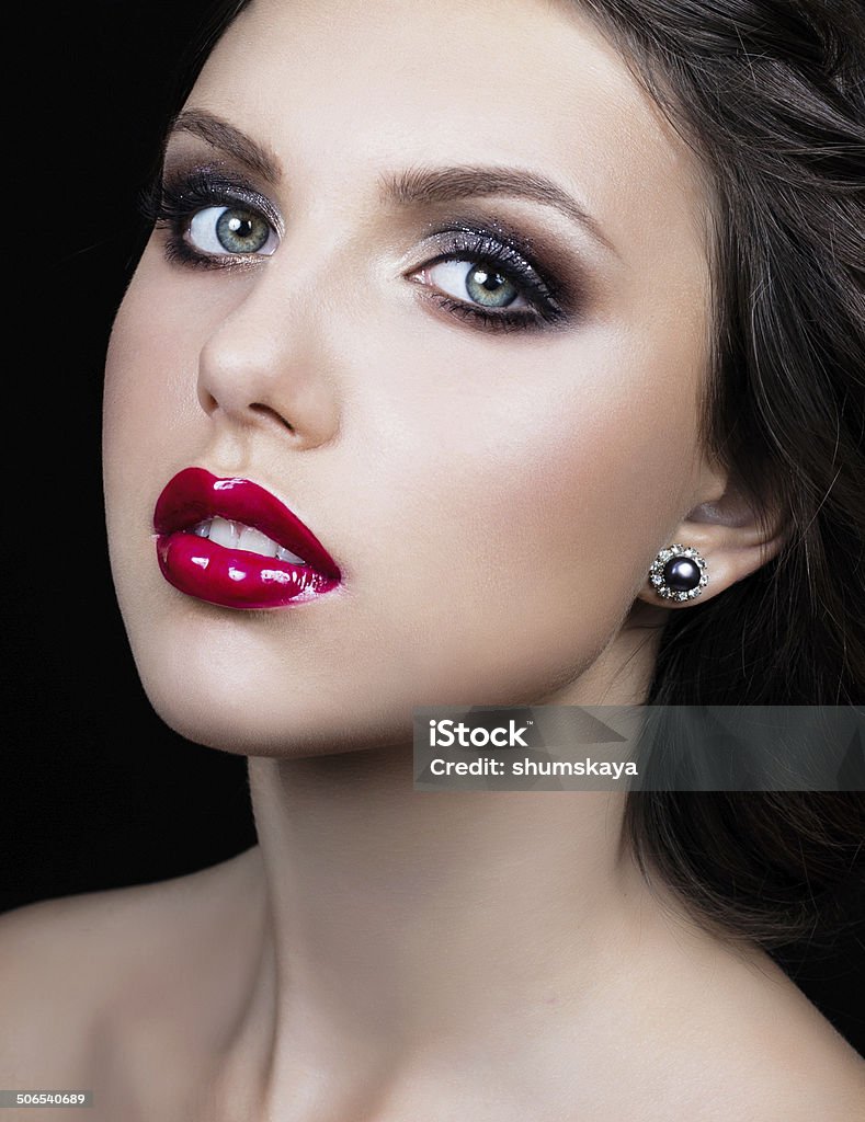 Piękna kobieta z Czerwone usta i profesjonalny makijaż - Zbiór zdjęć royalty-free (Beżowy)