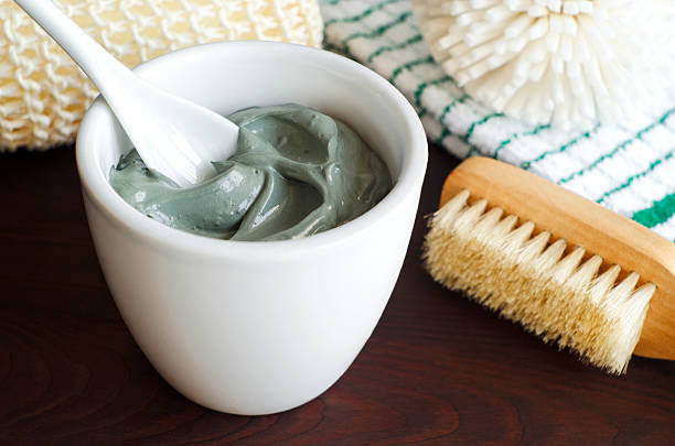 gris cosméticos en un tazón de arcilla - mud spa treatment health spa massaging fotografías e imágenes de stock