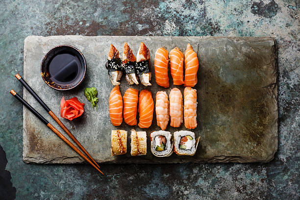 conjunto de rolos de sushi na pedra ardósia - susi imagens e fotografias de stock