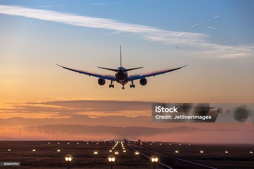 Landing avión - Foto de stock de Pista de aterrizaje libre de derechos