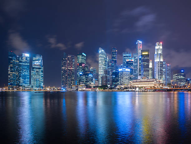 シンガポールのビジネス中心街での夕暮れ - marina bay sparse contemporary skyscraper ストックフォトと画像