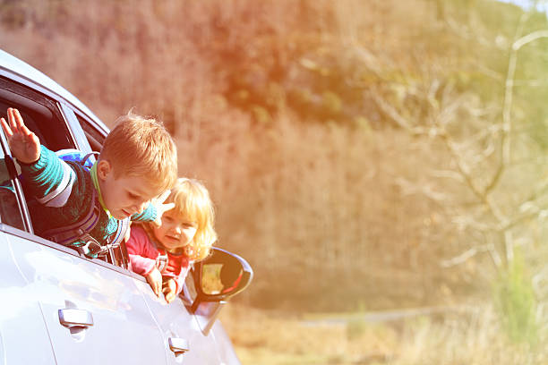 feliz rapaz e rapariga viagem de carro em natureza - smiling little girls little boys autumn imagens e fotografias de stock