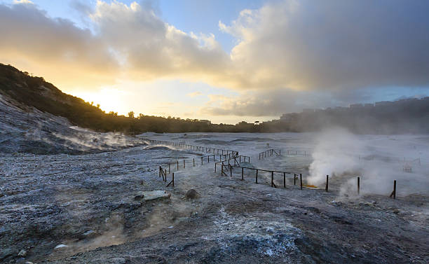 , cráter solfatara, cerca de naples. - cráter solfatara fotos fotografías e imágenes de stock