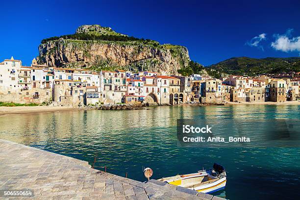 Marevista Frontale Di Cefalù - Fotografie stock e altre immagini di Acqua - Acqua, Ambientazione esterna, Architettura