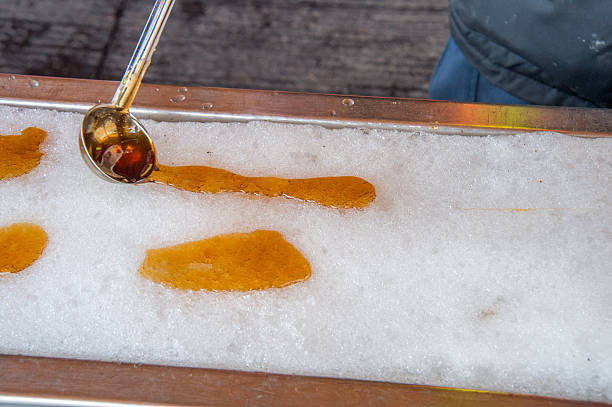 bonbon d'érable sur la neige pendant sugar shack période. - maple syrup sugar shack photos et images de collection