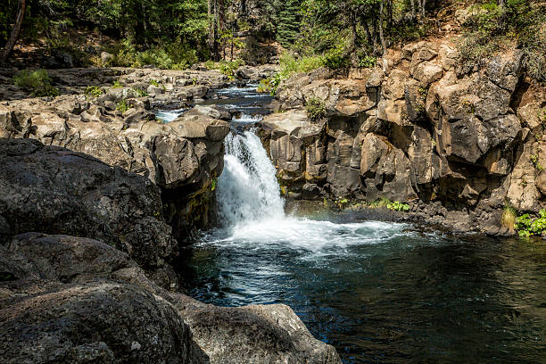 chutes plus bas mccloud - burney photos et images de collection