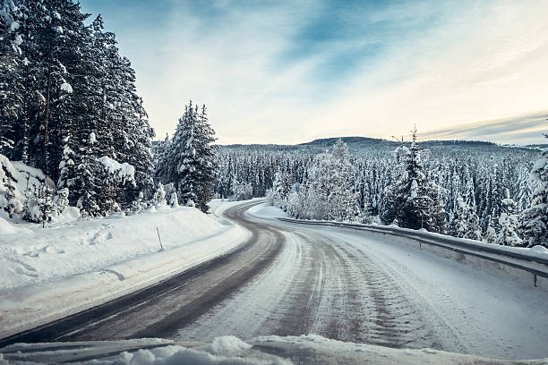 conduire sur une route glissante en janvier, oppland norvège - winterroad photos et images de collection