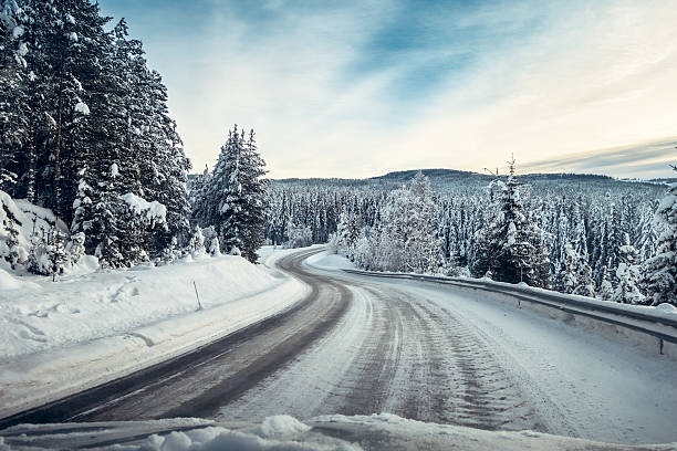 guida su una strada sdrucciolevole in gennaio, oppland norvegia - winterroad foto e immagini stock