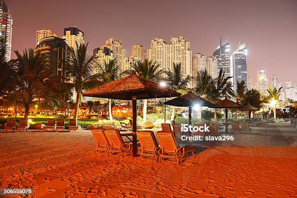 Iluminación Nocturna De La Playa Del Hotel De Lujo Dubai Emiratos Árabes Unidos Foto de stock y más banco de imágenes de Actividades recreativas