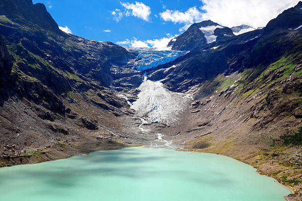 озеро и ледник trift в альпах - berne canton фотографии стоковые фото и изображения