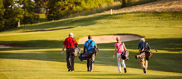 amigos jugando golf - female with group of males fotos fotografías e imágenes de stock