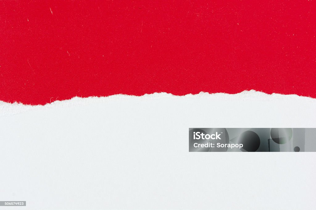 Larme de papier Rouge morceaux de papier sur fond blanc - Photo de Aiguille rocheuse libre de droits
