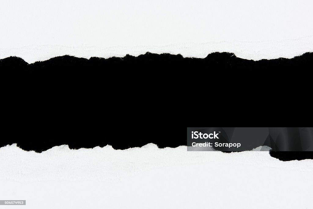 Larme Livre blanc morceaux de papier, sur noir - Photo de Aiguille rocheuse libre de droits