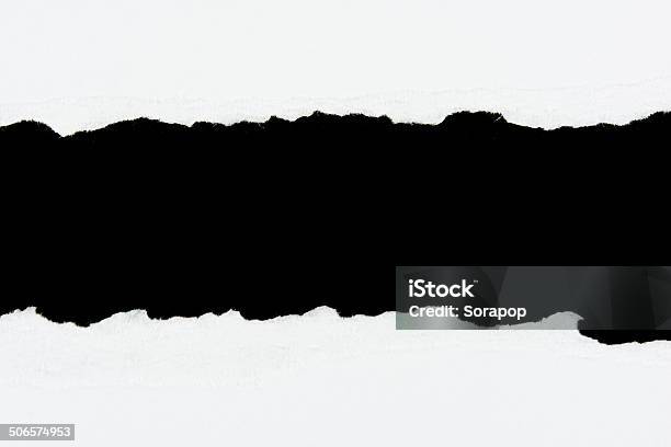 Łza White Paper Sztuk Papieru Na Czarnym - zdjęcia stockowe i więcej obrazów Bez ludzi - Bez ludzi, Element projektu, Fotografika