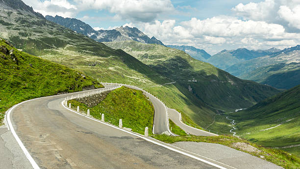 col de montagne en suisse - hoirzontal photos et images de collection