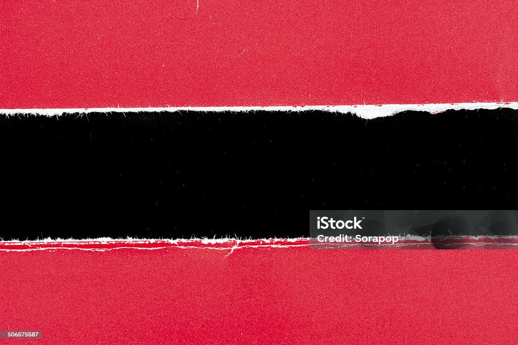 Laceração de papel vermelho pedaços de papel sobre preto - Royalty-free Papel Cortado ou Rasgado Foto de stock