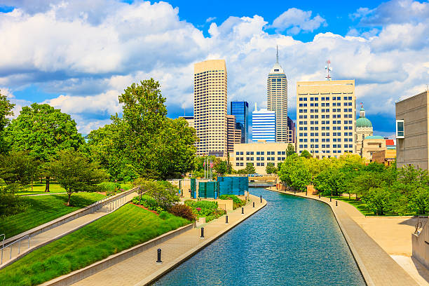 skyline di indianapolis, indiana - indianapolis skyline cityscape indiana foto e immagini stock