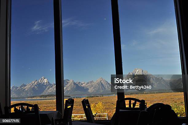 Silhouette Blick Auf Den Tisch Und Stühlen Herrlichem Bergblick Stockfoto und mehr Bilder von Abgeschiedenheit