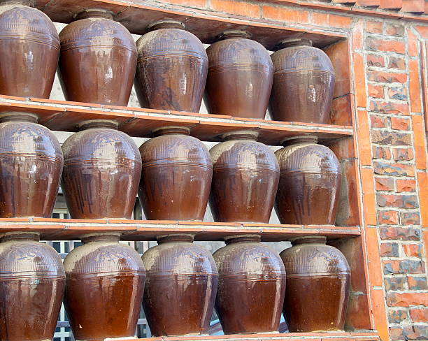 istock Jar decoration of the brick wall 506577915