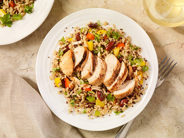 frango grelhado com quinoa e brown salada de arroz - healthy eating food rice high angle view imagens e fotografias de stock