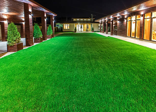istock Detached house at night  view from outside the rear courtyard. 506585422