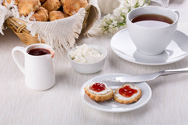 scone all'inglese - afternoon tea scone tea cream foto e immagini stock