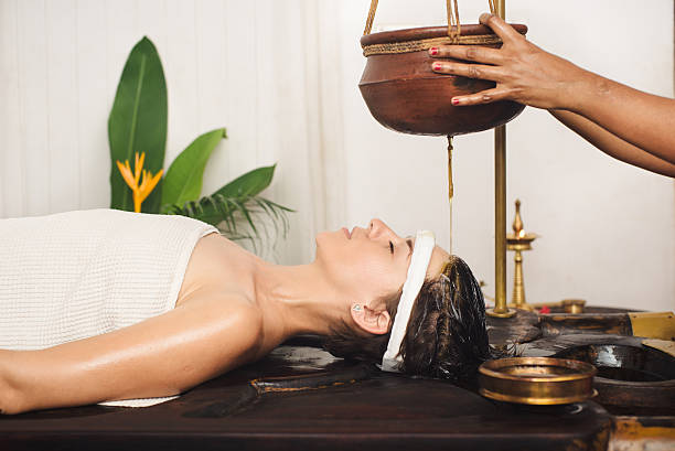 na índia ayurvédica shirodhara tratamento - ayurveda massaging spa treatment wellbeing - fotografias e filmes do acervo