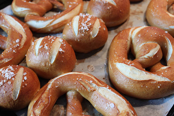 frescas y tradicionales bávaras laugenbrot pretzels - bretzl fotografías e imágenes de stock