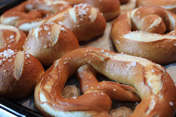 frescos pretzels e laugenbrot tradicional da baviera - bretzl imagens e fotografias de stock