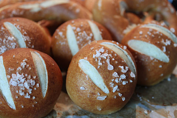 laugenbrot, alemán bun el mismo tipo de pan de pretzel - bretzl fotografías e imágenes de stock