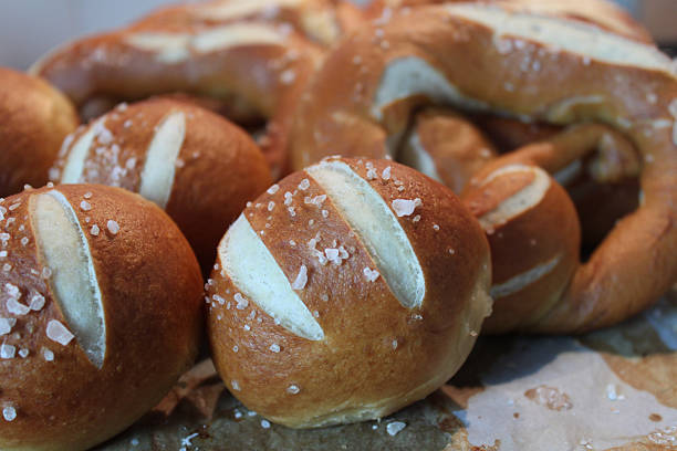 frescas y tradicionales bávaras laugenbrot pretzels - bretzl fotografías e imágenes de stock