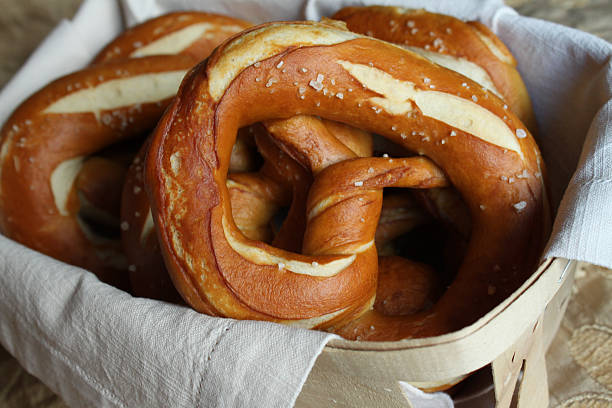 recién tradicionales bávaras pretzels - bretzl fotografías e imágenes de stock