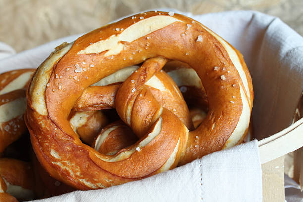 recién tradicionales bávaras pretzels - bretzl fotografías e imágenes de stock