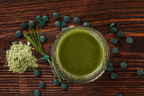 la spiruline, chlorelle, de l'orge et de blé. - wheatgrass alternative medicine detoxification juice photos et images de collection