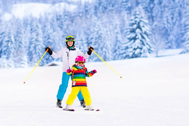 dzieci jazda na nartach w górach - winter child coat baby girls zdjęcia i obrazy z banku zdjęć