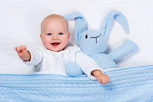 azul bebé a brincar com o brinquedo coelhinho de - material data sheets imagens e fotografias de stock