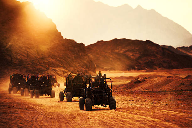 grande esplorazione e avventura nel deserto - off road vehicle quadbike desert dirt road foto e immagini stock