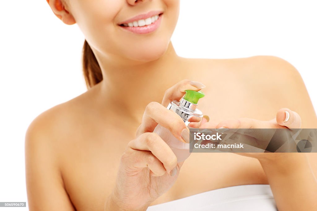 Linda mulher aplicando Bálsamo para as mãos - Foto de stock de Abdômen Humano royalty-free