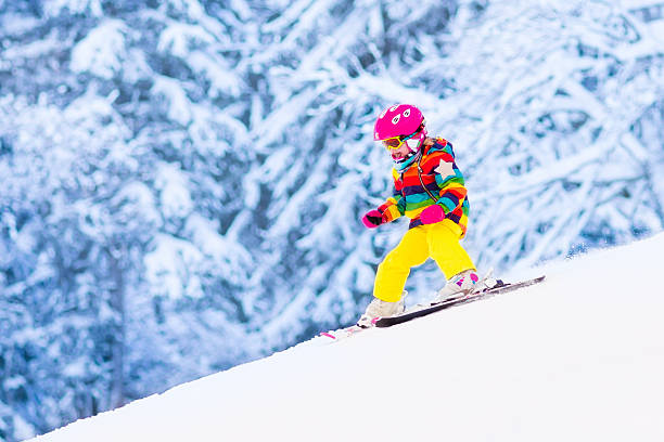 어린 소녀 스키타기 지역에서는 - winter child coat baby girls 뉴스 사진 이미지