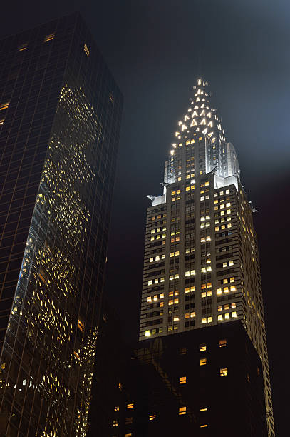 edificio chrysler por la noche. - edificio chrysler fotografías e imágenes de stock