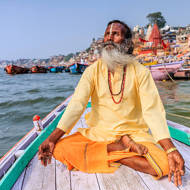 sadhu ist meditieren in einem boot auf den heiligen ganges, varanasi - indian culture guru sadhu hinduism stock-fotos und bilder