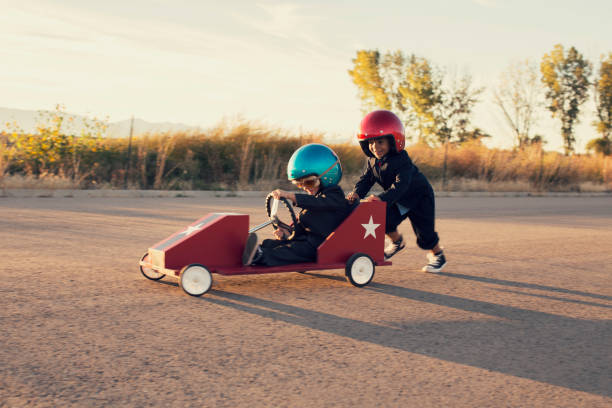молодые бизнес мужской расы игрушечный автомобиль - competition business sports race leadership стоковые фото и изображения