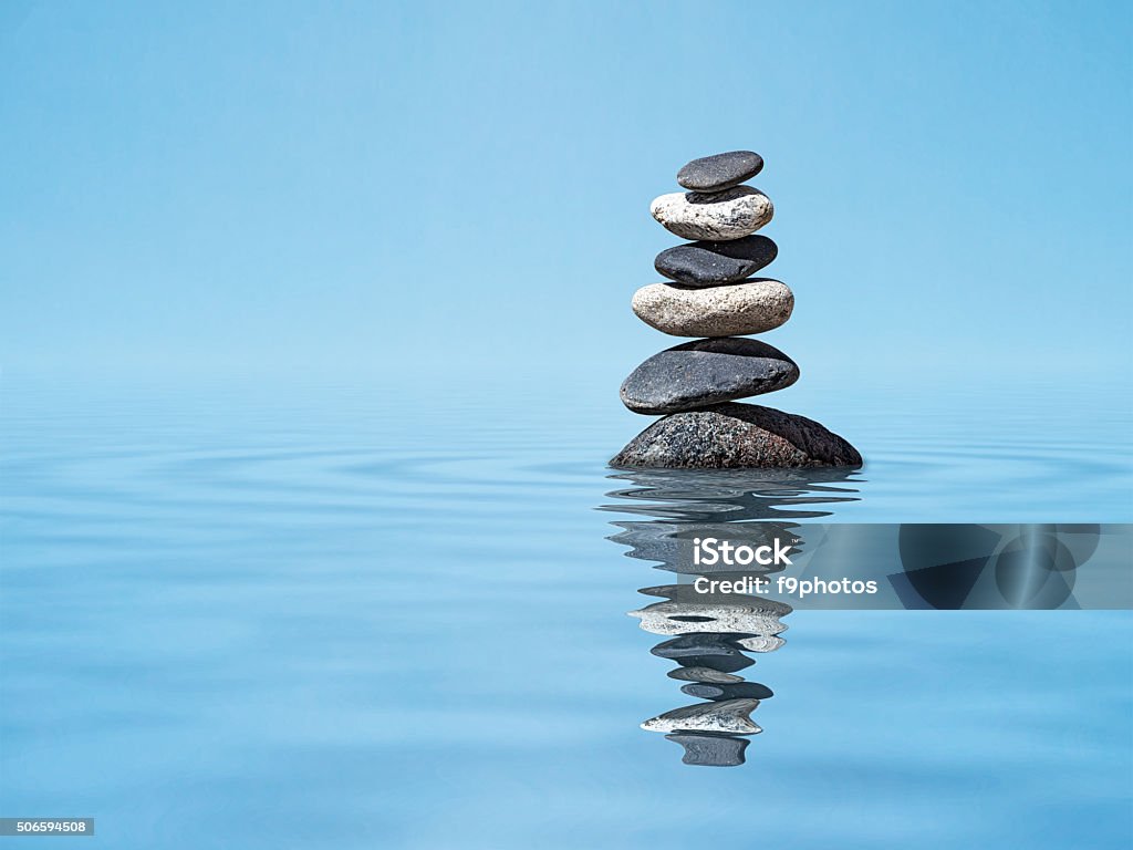 Pila de piedras equilibrado Zen - Foto de stock de Montón de Piedras libre de derechos