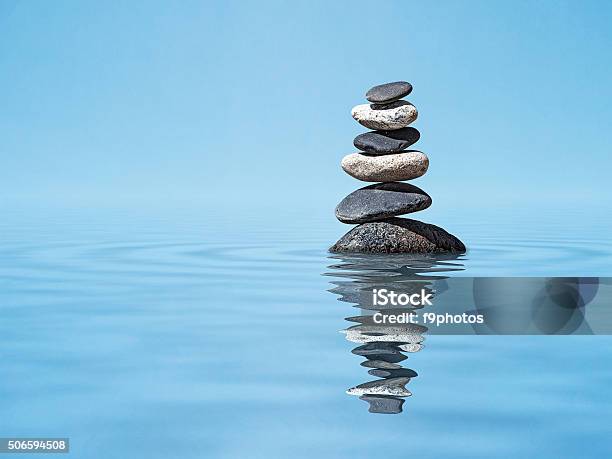 Pila De Piedras Equilibrado Zen Foto de stock y más banco de imágenes de Montón de Piedras - Montón de Piedras, Zen, Equilibrio