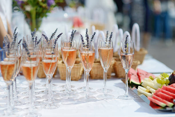 mnóstwo szklanki pełne różowy szampan - champagne pink luxury table zdjęcia i obrazy z banku zdjęć