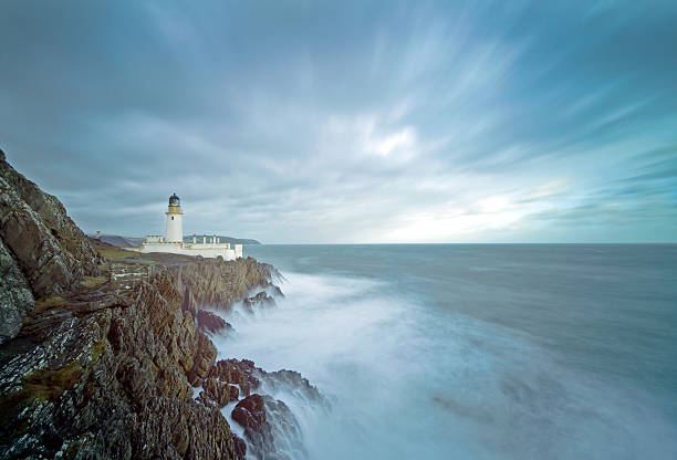 longa exposição farol de tempestade de mar cliffs - storm lighthouse cloudscape sea imagens e fotografias de stock